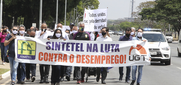 Protesto sindical ocupa faixa de avenida em Braslia (Imagem: Andr Oliveira) 