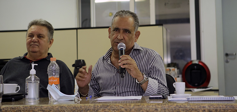 Gilberto Dourado, presidente do SINTETEL explica a proposta oramentria. Ao lado, o secretrio Geral, Mauro Cava de Britto