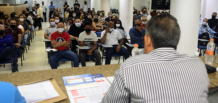 Assembleia atenta s explicaes de Gilberto Dourado, presidente do SINTETEL