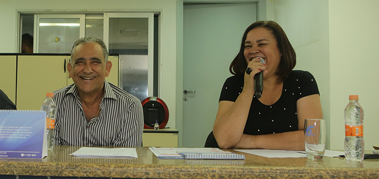 Ao lado do presidente do SINTETEL, Gilberto Dourado, a diretora de Relaes Sindicais,Aurea Barrence traa um panorama do setor de teleatendimento
