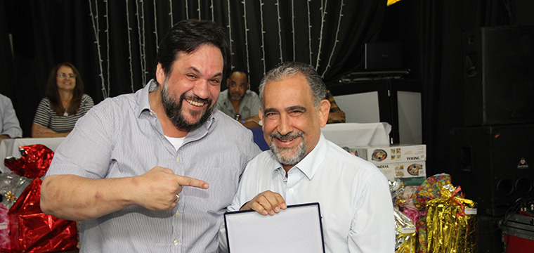 Chico, presidente do Sindicato dos Eletricitrios, entrega placa em homenagem a Gilberto Dourado, presidente do SINTETEL