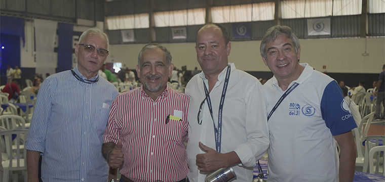 O vice-presidente José Roberto, o presidente Gilberto Dourado e companheiros curtem o evento