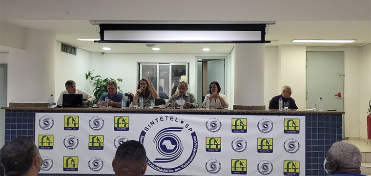 Cristiane do Nascimento, diretora Social do SINTETEL, explica aos associados/delegados sobre a importância do engajamento na comunicação do Sindicato