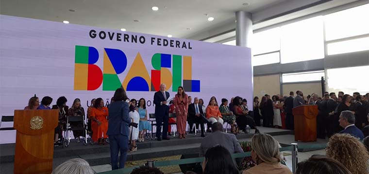 Presidente Lula, Janja e ministras saúdam as companheiras presentes ao evento