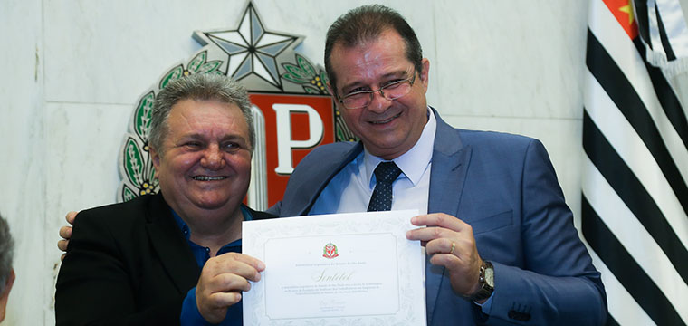 Mauro Cava de Britto, secretário Geral do SINTETEL, recebe o diploma das mãos do Deputado Estadual, Luiz Fernando