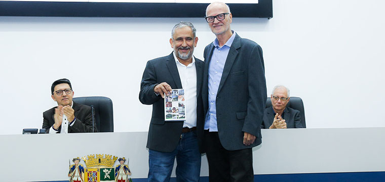 O ex-vereador, Osmar Ferreira, presentei o presidente Gilberto Dourado com seu livro