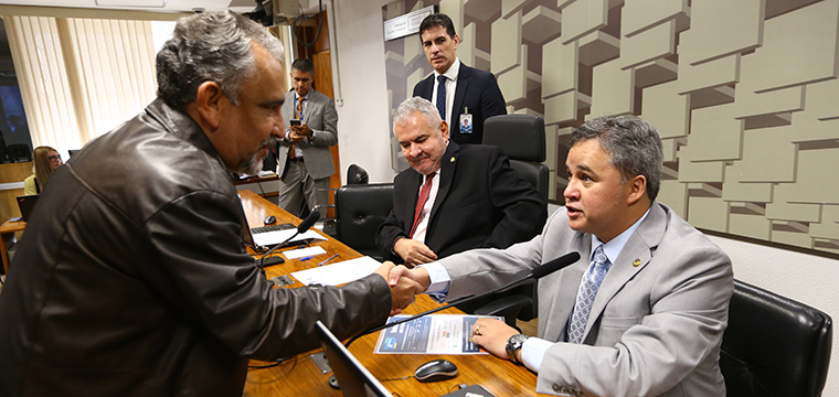 Presidente do SINTETEL, Gilberto Dourado, cumprimenta o senador e autor do PL 334/2023, Efraim Filho.