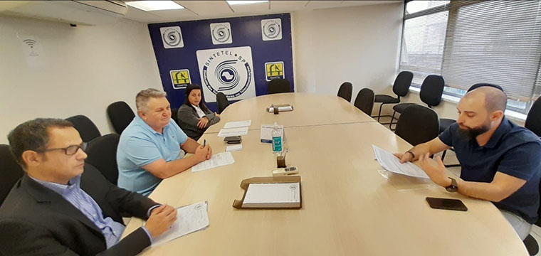 Dirigentes do SINTETEL e representante da Tejofran negociam acordo especfico das telefonistas