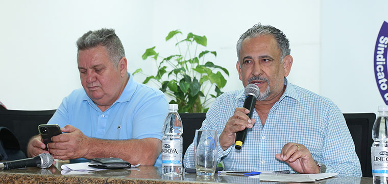 Presidente do SINTETEL, Gilberto Dourado,  coordenou a assembleia