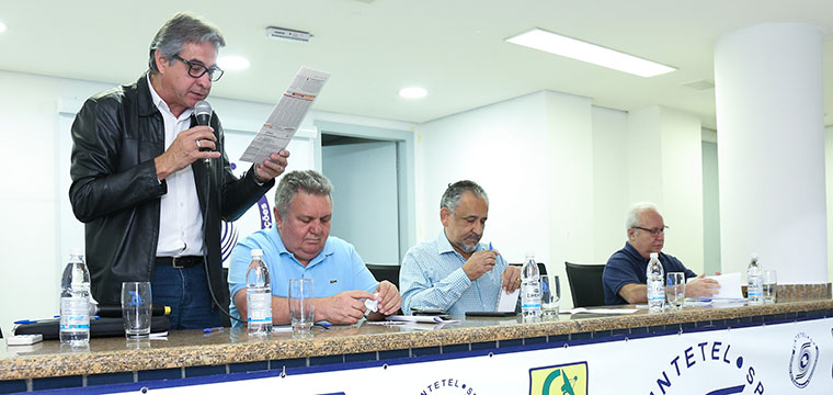 Marcos Milanez, diretor Regional do Vale do Paraíba, anuncia o propósito da assembleia