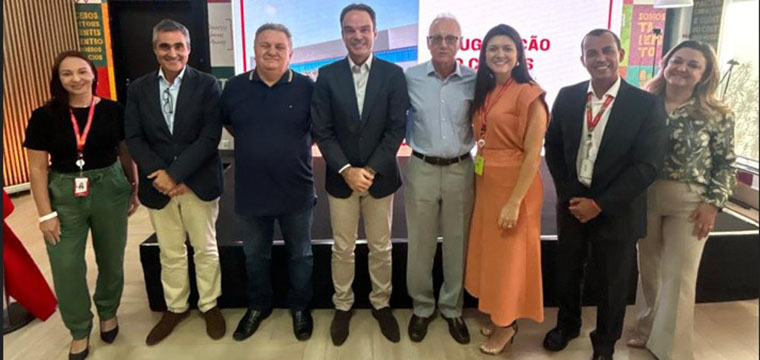 Diretores do SINTETEL Jos Roberto e Mauro Britto com os executivos da Mapfre