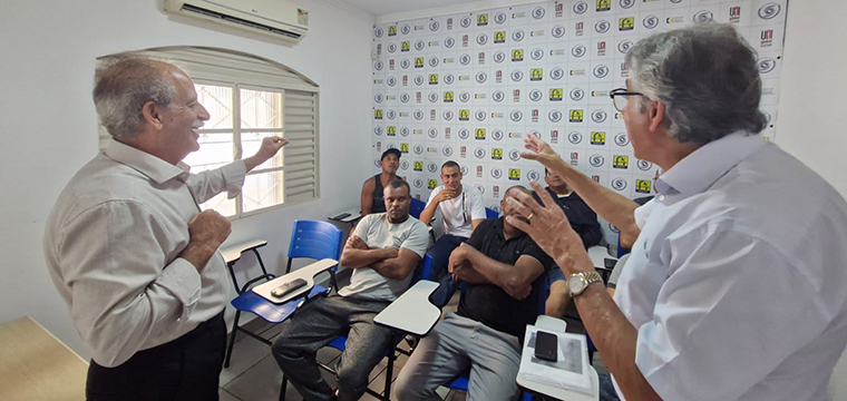 Dr. Humberto Viviani, advogado do SINTETEL e Marcos Milanez, diretor Regional do Vale do Paraba expem a luta do Sindicato para garantir os direitos trabalhistas 