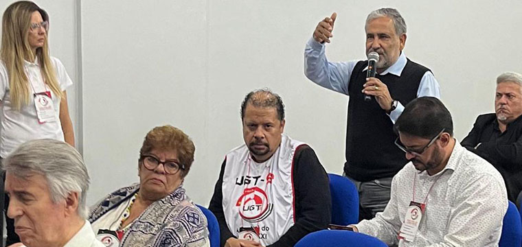 Gilberto Dourado, presidente do SINTETEL, faz sua interveno no plenrio
