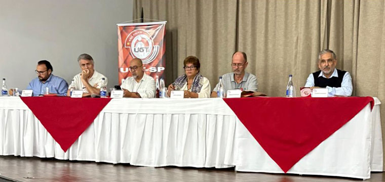 Gilberto Dourado, presidente do SINTETEL (1 da direita) participa da mesa de debates