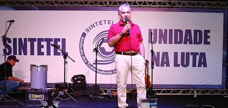 Gilberto Dourado, presidente do SINTETEL, d boas vindas aos trabalhadores