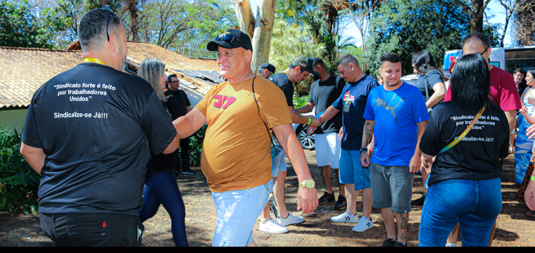 Trabalhadores chegam ao evento