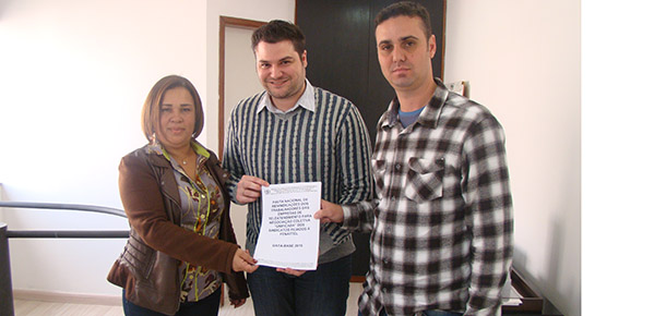 Aurea Barrence e Fbio Oliveira, dirigentes sindicais, entregam Pauta de Reivindicaes  Rodrigo Rosa, representante do Sitesp