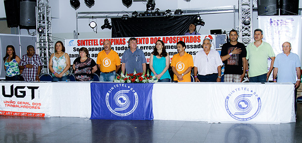 Dirigentes sindicais compuseram a mesa de autoridades 