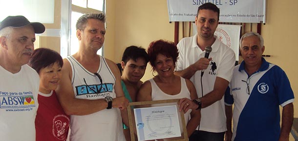 Fbio Oliveira, diretor Social, entrega placa comemorativa  Semear