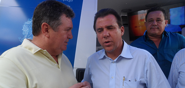 Mauro Cava, dirigente regional do Sintetel, fala com o prefeito de So Bernardo do Campo, Luiz Marinho, sobre a importncia do CTR