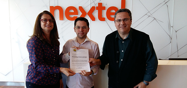Cristiane do Nascimento, vice-presidente do Sintetel, entrega a Pauta Nacional aos representantes da empresa Robson Luna e Fernando Conto. 