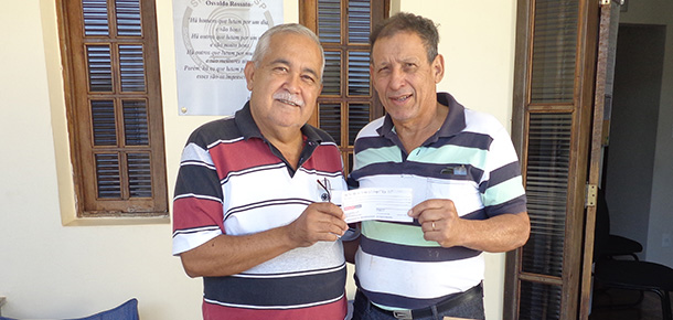 Dirigente Regional de Bauru, Jorge Luiz Xavier entrega o cheque ao aposentado Salvo Vieira de Oliveira