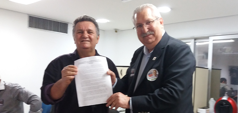 Mauro Cava de Britto, dirigente do Sintetel, entrega Carta Compromisso ao canditato ao Senado Neto