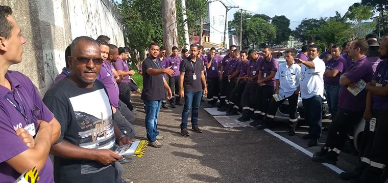 Dirigente sindical Gilson Carvalho (esq) se rene com trabalhadores da Icomon em Interlagos