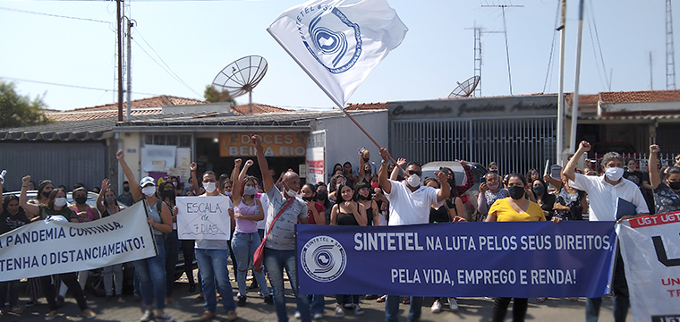Juntos, Sindicato e trabalhadores, exigindo respeito por parte da empresa durante protesto em 04/09.