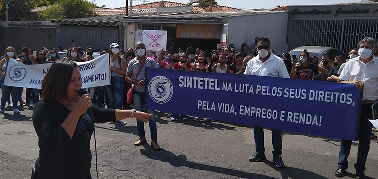 Aurea Barrence, dirigente do Sintetel, fala aos trabalhadores sobre a luta por direitos