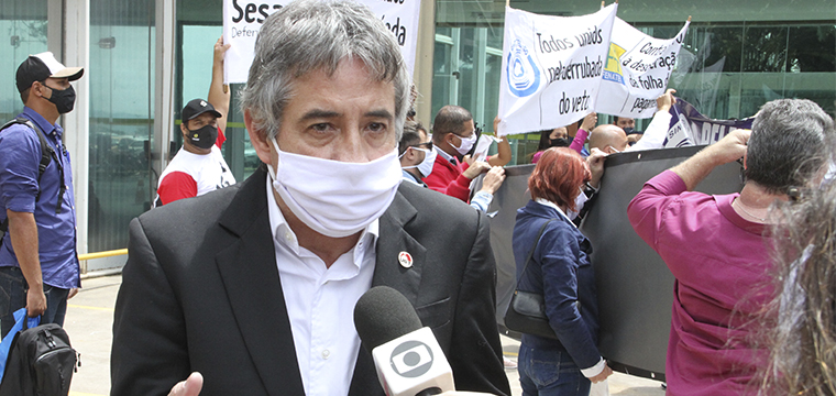 Dirigente do Sintetel, Milanez, d entrevista durante protesto (Imagem: Andr Oliveira)
