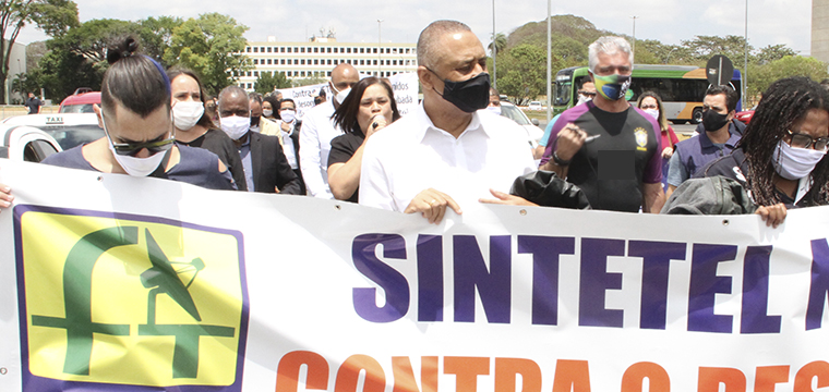Aurea Barrence, dirigente do Sintetel, discursa em defesa dos empregos durante passeata (Imagem: Andr Oliveira)