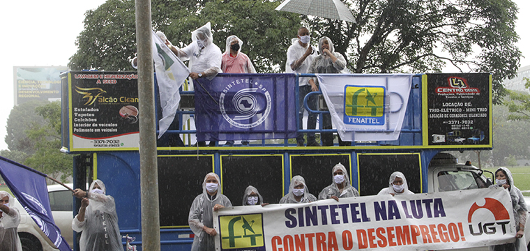 Aurea Barrence, dirigente do Sintetel, fala durante protesto, em frente aos Ministrios.(Foto: Andr Oliveira)  