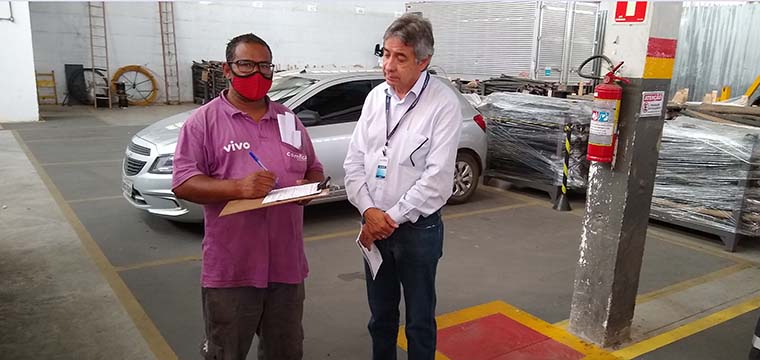 Trabalhador preenche ficha para associar-se ao Sintetel, ao lado o dirigente Marcos Milanez
