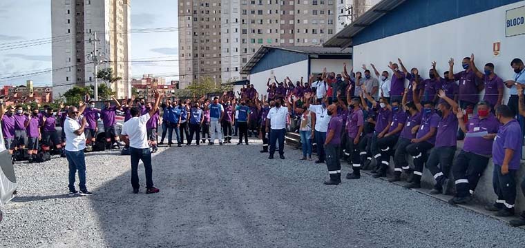 Dirigente sindical, Gilson Carvalho, conduz assembleia na Icomon de Itaquera