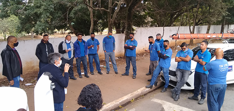 Dirigente do SINTETEL conversa com os trabalhadores no ponto de encontro em Santo Amaro