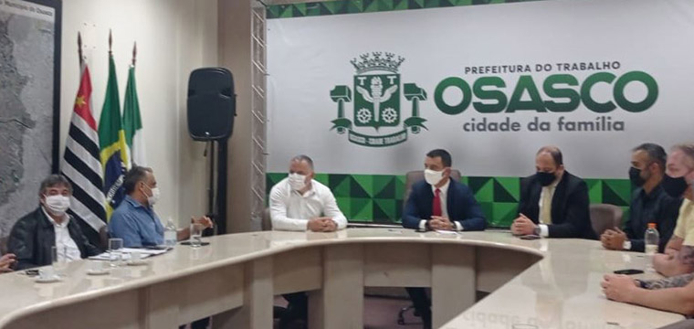 Diretor Secretrio do SINTETEL, Marcos Milanez e o presidente do SINTETEL, Gilberto Dourado com o prefeito de Osasco, Rogrio Lins (gravata vermelha)
