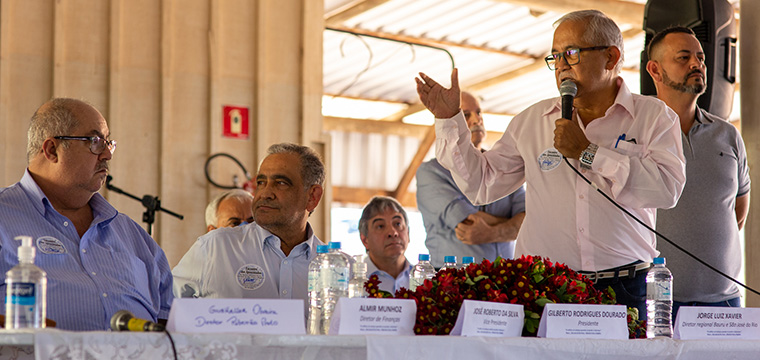 Jorge Luiz Xavier, diretor Regional de Bauru/Rio Preto dirige a palavra ao ex-presidente do SINTETEL, Almir Munhoz