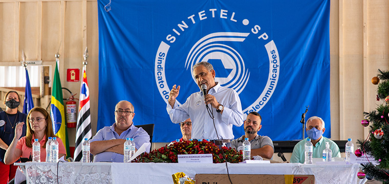 Presidente do SINTETEL, Gilberto Dourado, fala aos aposentados durante o Encontro