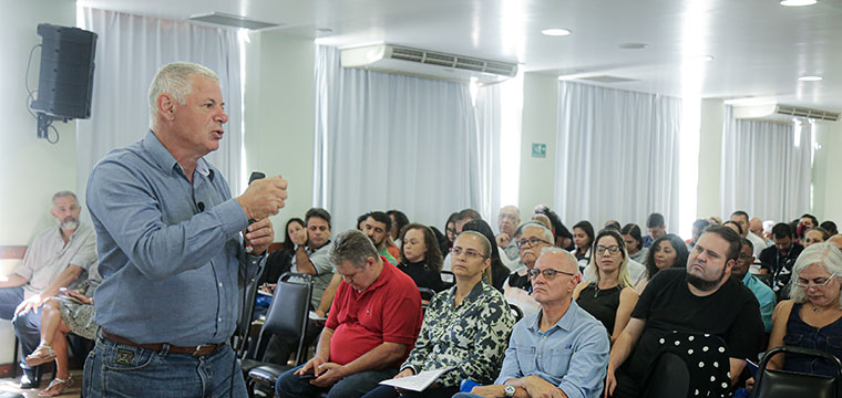 O jornalista e assessor sindical, José Luiz Passos Jorge, ministra o curso
