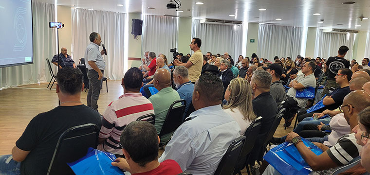 O Presidente do SINTETEL, Gilberto Dourado, fala aos presentes