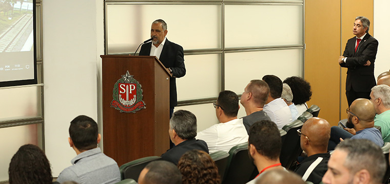 Gilberto Dourado, presidente do SINTETEL, profere seu discurso oficial