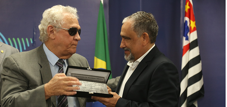 Deputado estadual, Rafael Silva, entrega Certificado de Reconhecimento ao Presidente do SINTETEL, Gilberto Dourado