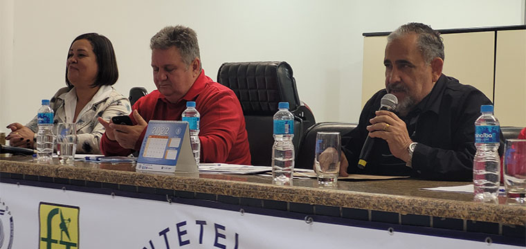 Gilberto Dourado, presidente do SINTETEL, faz a abertura da reunião