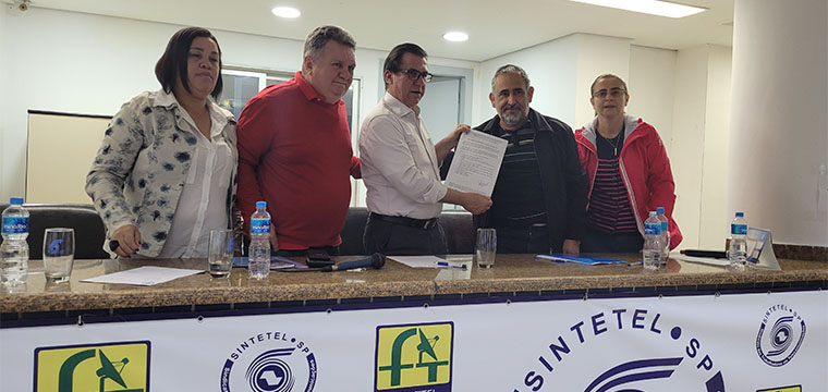O presidente do SINTETEL, Gilberto Dourado, entrega a Carta Compromisso ao candidato Luiz Marinho juntamente com diretores da Executiva