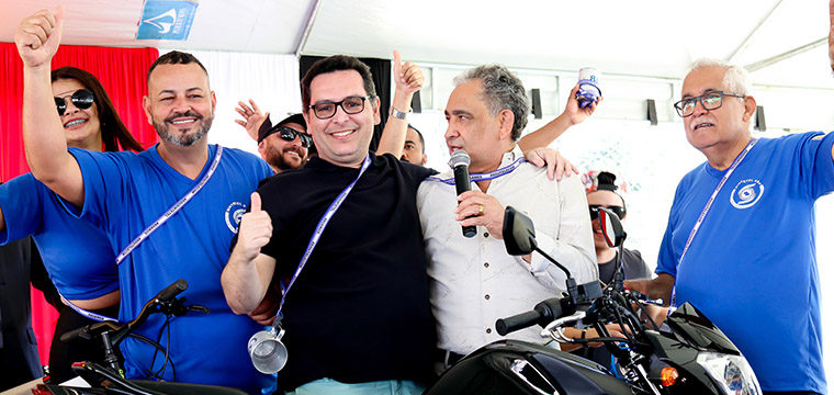 Carlos Adler Oliveira, da TEL de Rio Preto, recebe das mãos do presidente do SINTETEL, Gilberto Dourado, uma moto 0 KM