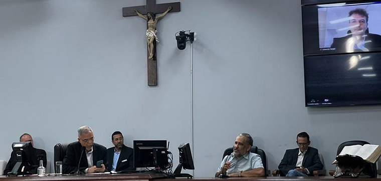 Presidente do SINTETEL, Gilberto Dourado, discursa na audiência pública na Câmara Municipal de Rio Preto