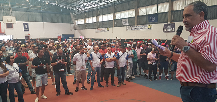 Aos presentes, Gilberto Dourado, presidente do SINTETEL, expõe a importância dos trabalhadores para o fortalecimento do Sindicato