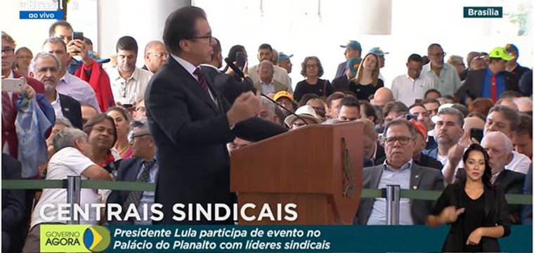 Ministro do Trabalho, Luiz Marinho, fala aos sindicalistas