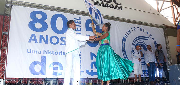 O mestre-sala e a porta-bandeira da Confraria do Samba deram um show à parte